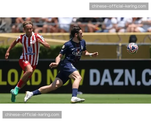 争议瞬间：马竞获点，VAR回看三分钟确认防守队员手部触球